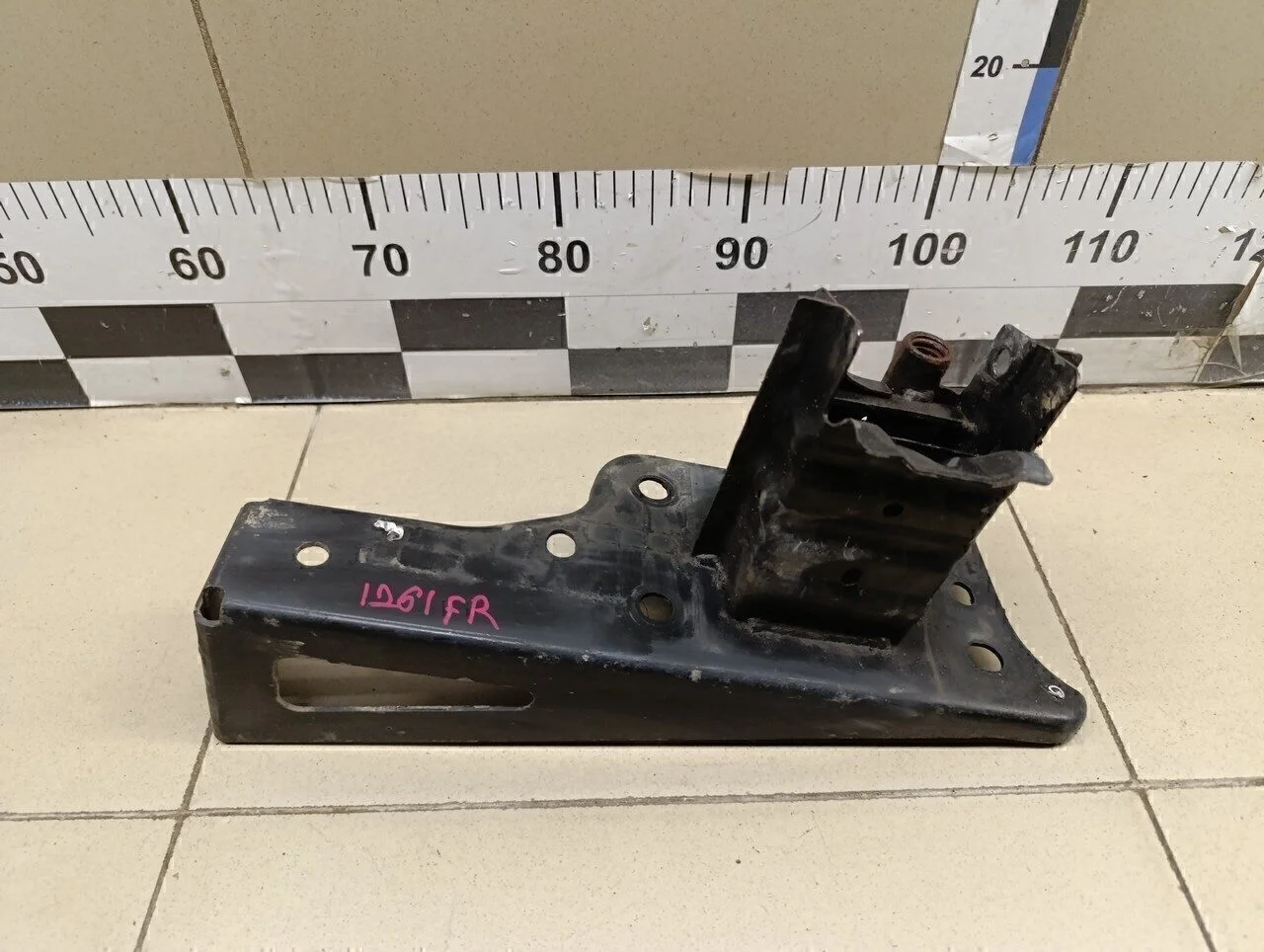 Кронштейн усилителя переднего бампера правый Corsa D 2006-2015