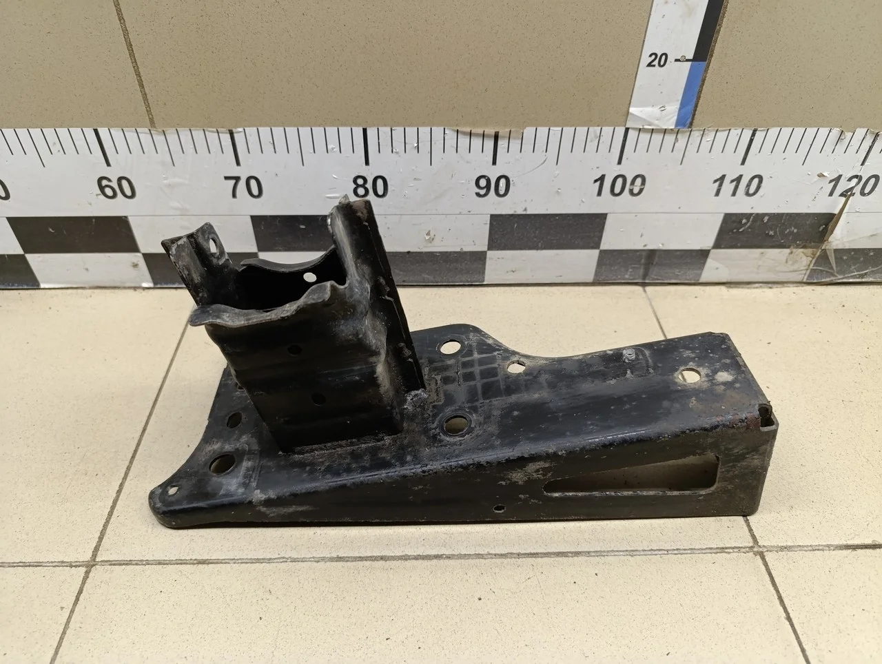 Кронштейн усилителя переднего бампера левый Corsa D 2006-2015