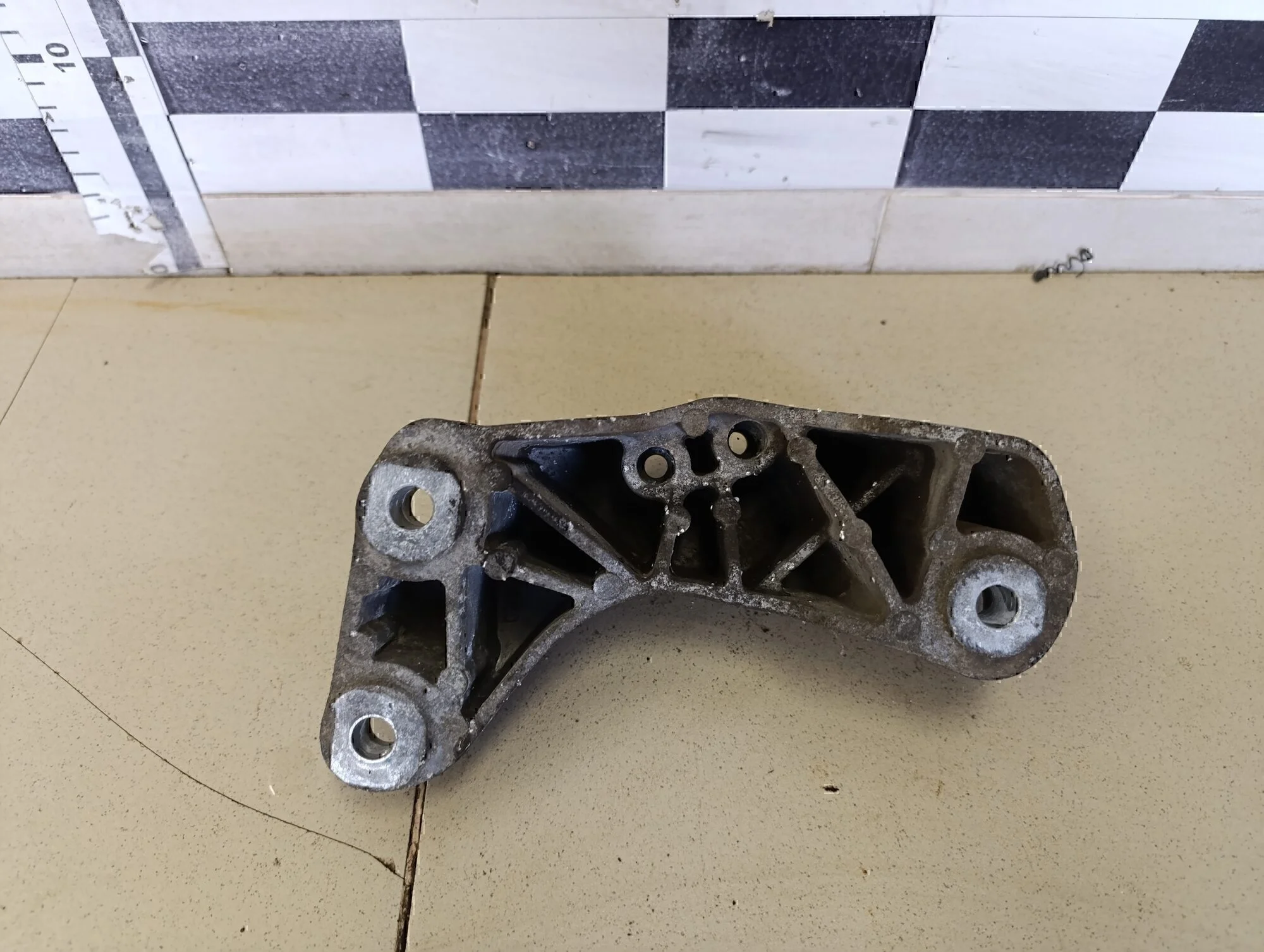 Кронштейн КПП левый Cruze 2009-2016