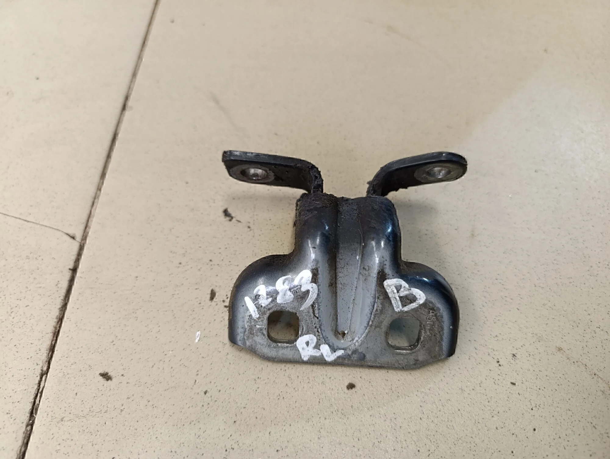 Петля двери задней левой верхняя Cruze 2009-2016