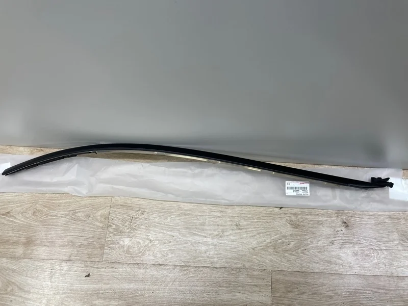 Молдинг лобового стекла Toyota Land Cruiser 200 7553460072, передний левый