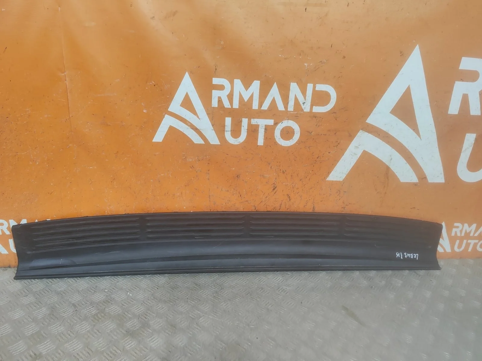 Накладка бампера верхняя Lexus LX 2015-2023 URJ200