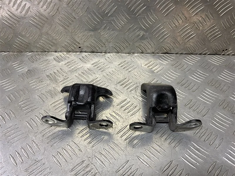 Петля двери Toyota Land Cruiser 200 (2008-2021) 2010 6874012120 4.5 D 1VDFTV