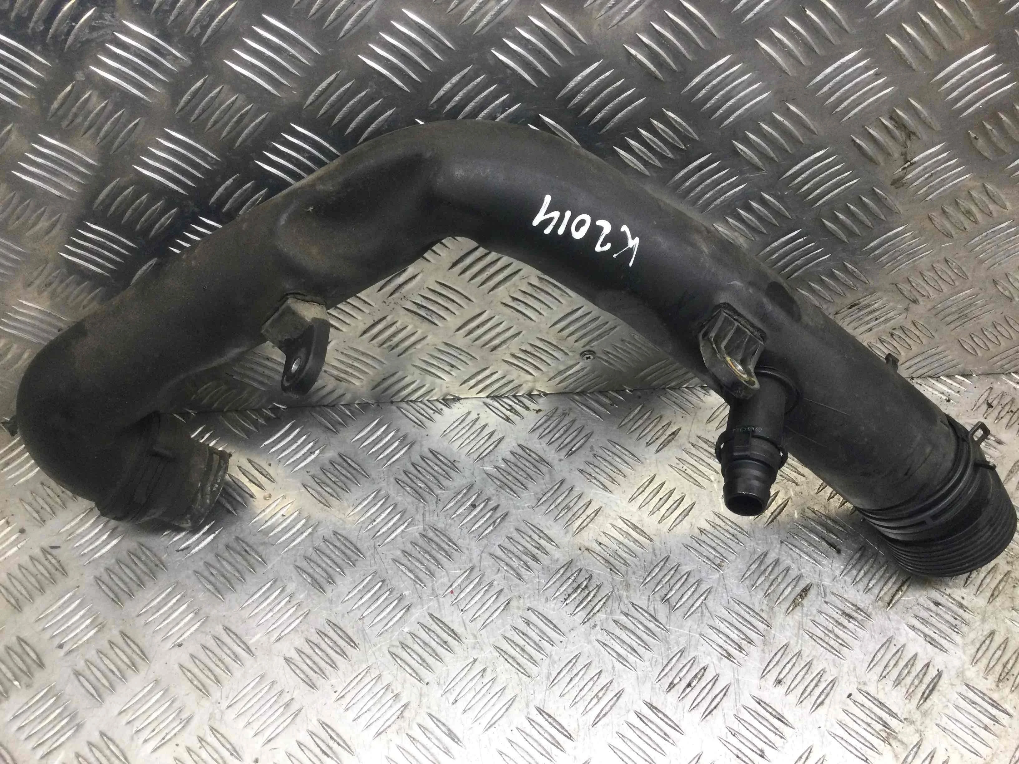 Патрубок интеркулера Volkswagen Passat B6 (2005-2010) дизель 1.9 TDI Механика Седан