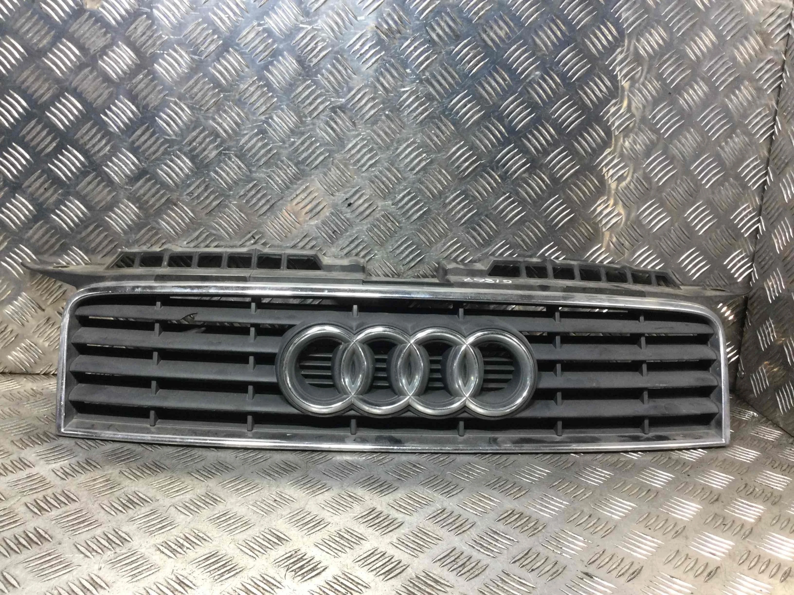 Решетка радиатора Audi A3 8P/8PA [рестайлинг] (2004-2008) бензин 2.0 FSI Механика Х/б