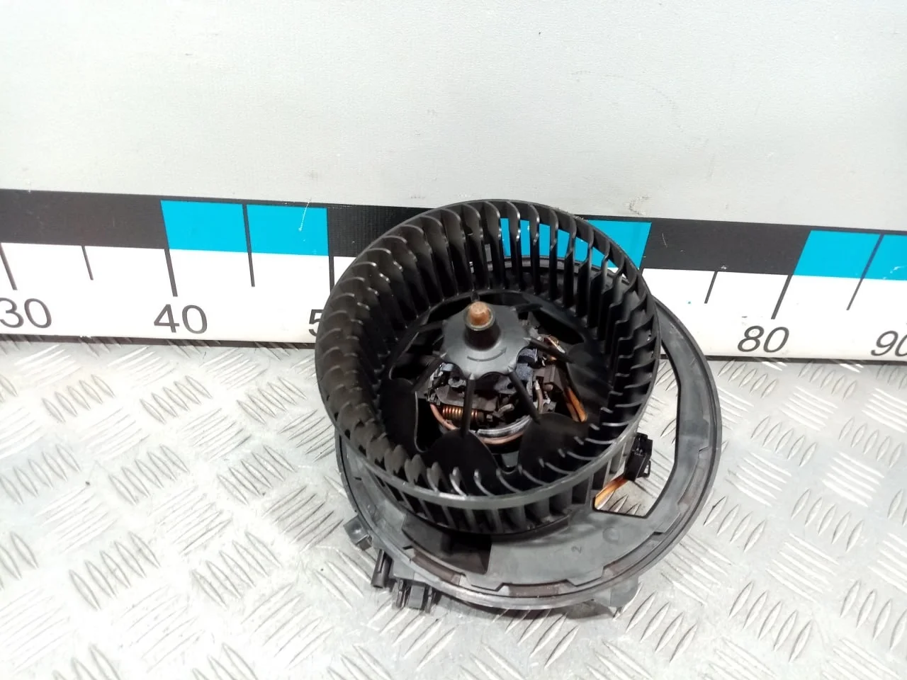 [Б/У] Моторчик отопителя [Код: 00639837 ]