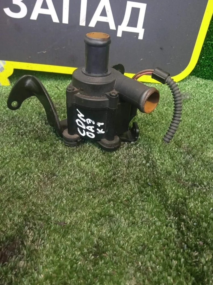 Помпа водяная Audi Q5 2013 06D121601 8R CDN