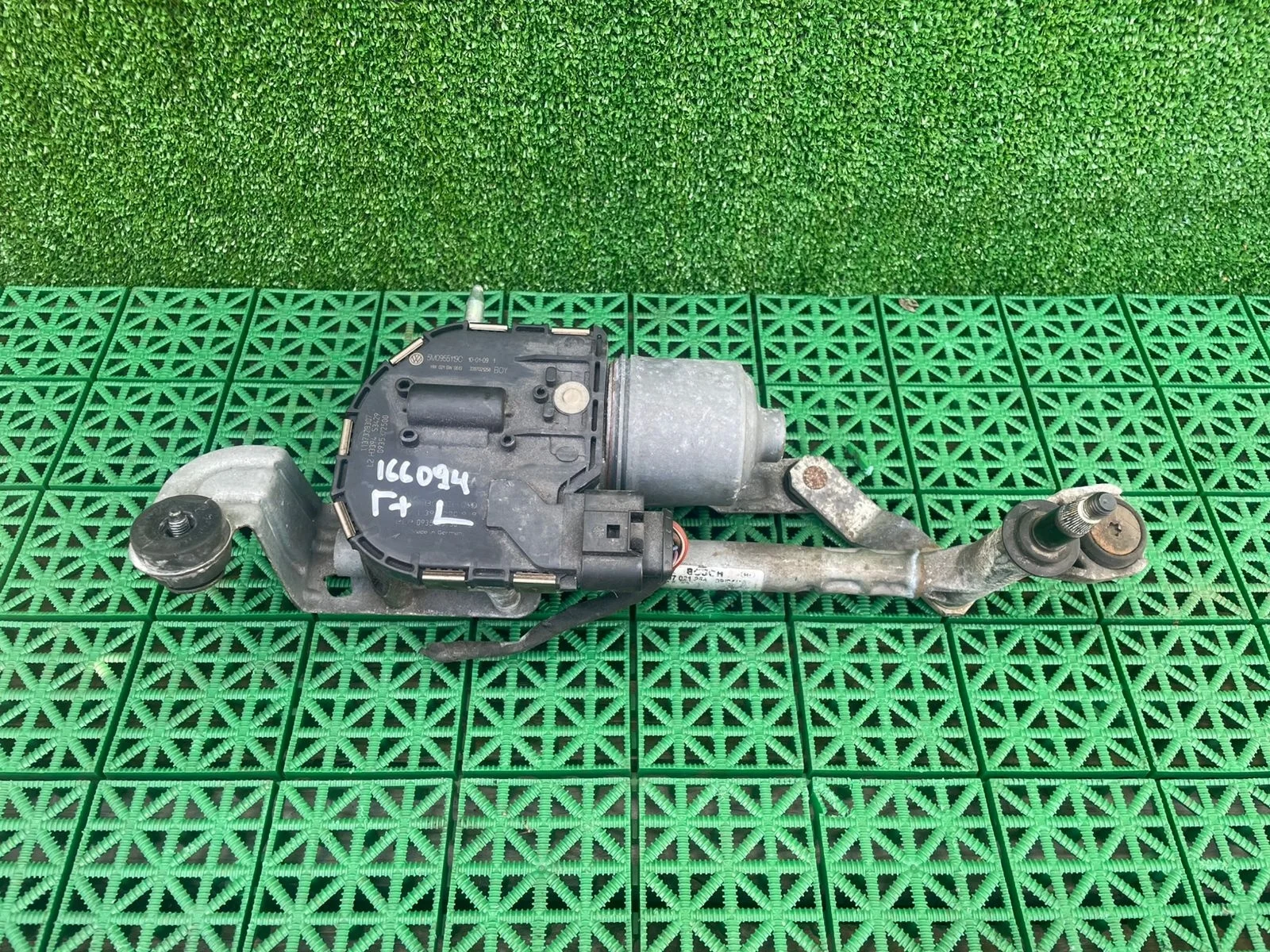 Моторчик трапеции дворников VOLKSWAGEN GOLF 5+, TOURAN 2005- передний левый б/у GOLF 5+(2005-2014);TOURAN(2003-2010)