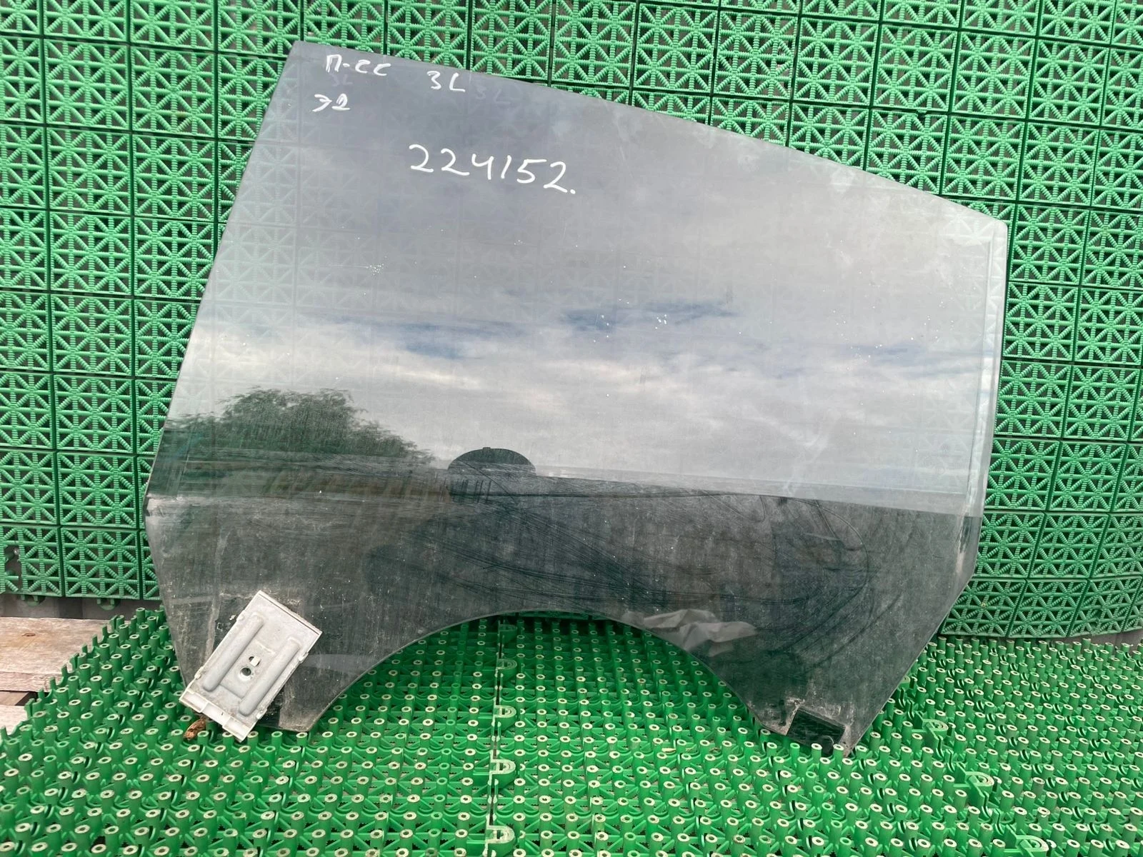 Стекло двери VOLKSWAGEN PASSAT CC 2009- задняя форточка левая Б/У PASSAT CC(2009-2012)