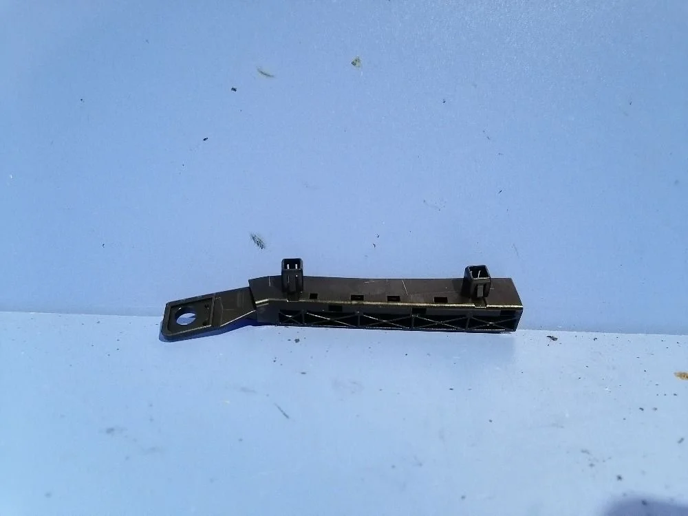 Кронштейн бампера пер. лев. Nissan Tiida C11 (2004—2012) 62225ED000