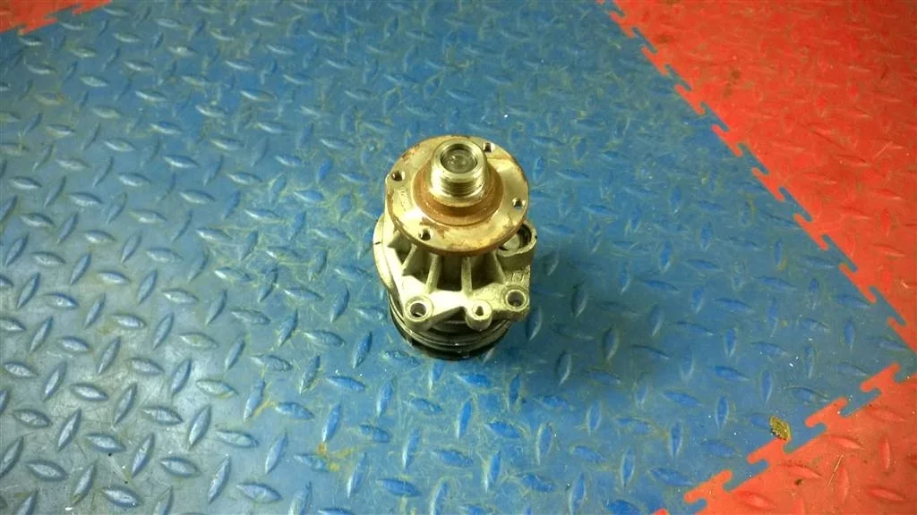 насос водяной помпа BMW X5 E53  M54B30 231 лс 3.0i