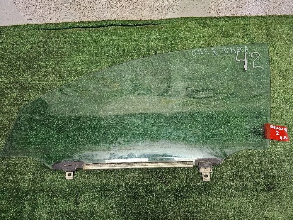 Стекло переднее левое на Toyota Avensis T250