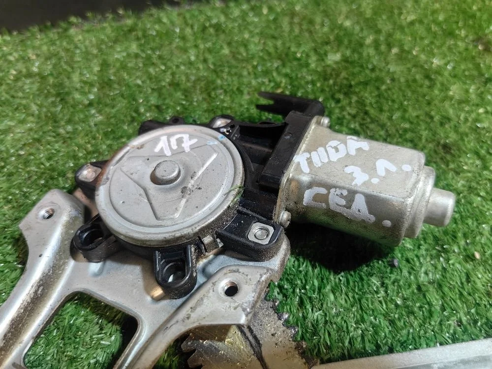 Моторчик стеклоподъемника задний Nissan Tiida