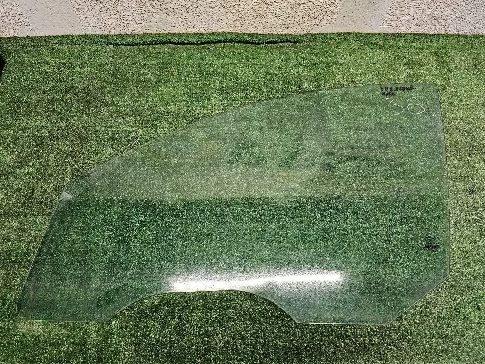 Стекло двери переднее левое Ford Focus 1