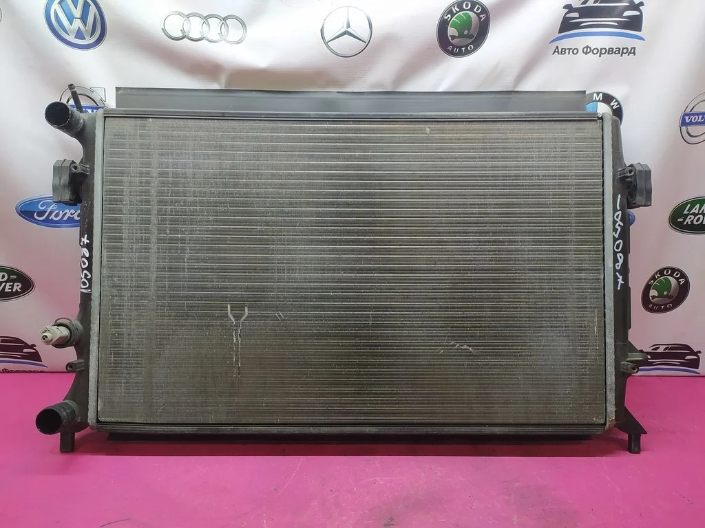 Радиатор двигателя VW Jetta 6 2,0 2,5 5C0121251E