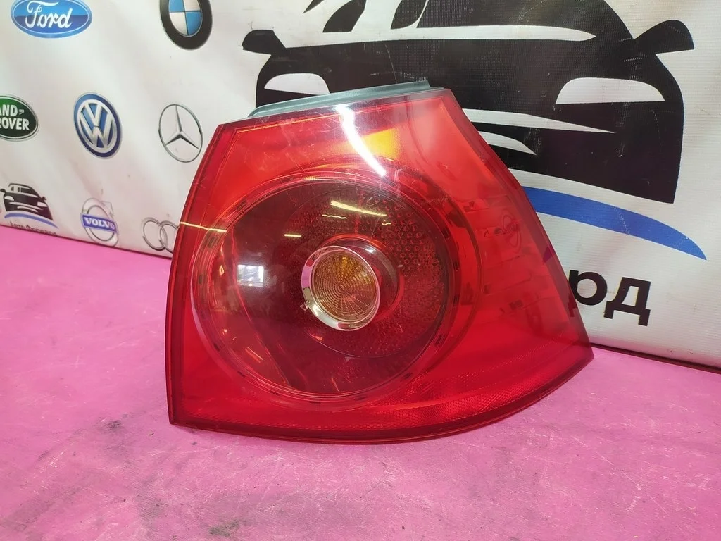 Фонарь задний правый Golf 5 2004-2009 1K6945096E