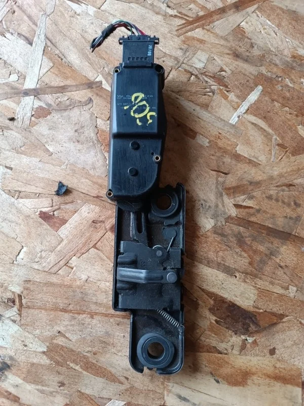 Доводчик крышки багажника Audi A6 Allroad 2007 4F