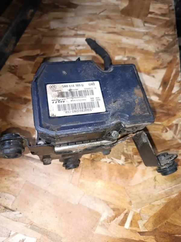 Блок abs Volkswagen Tiguan 2011 5N1