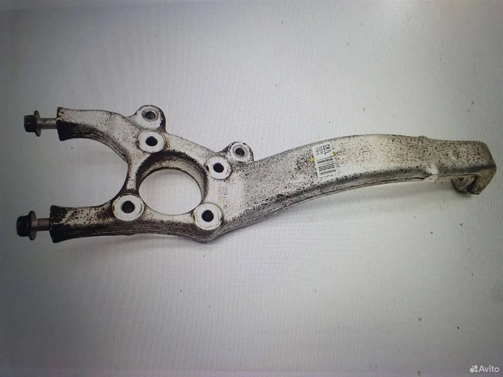 Кулак поворотный передний левый Lexus IS II (2005—2008)