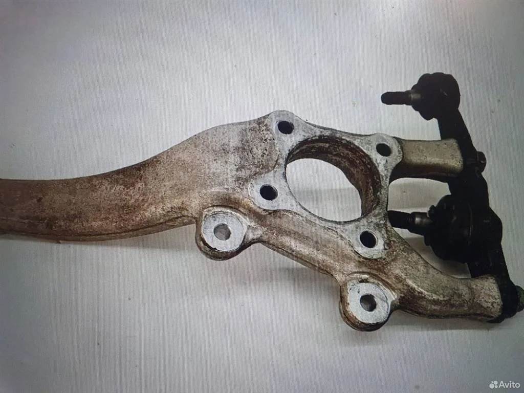 Кулак поворотный передний правый Lexus IS II (2005—2008)