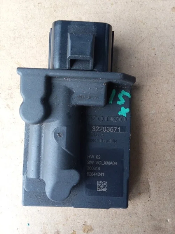Блок управления топливным насосом Volvo Xc90 32203571 B4204T34