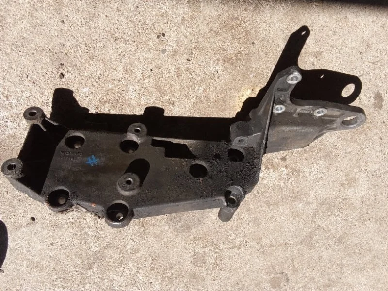 Кронштейн генератора Volvo Xc90 9497106 B5254T2