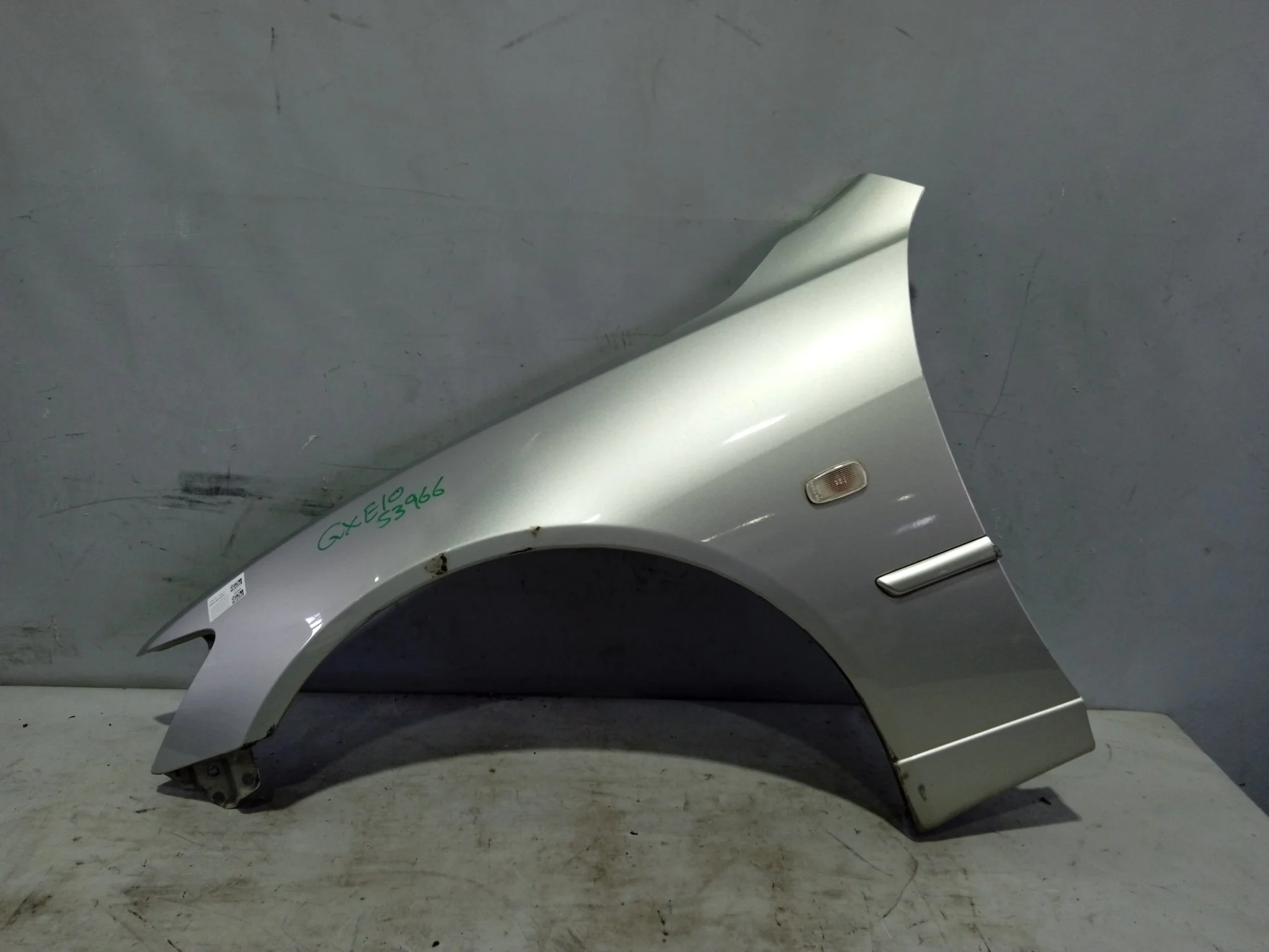 КРЫЛО TOYOTA LEXUS ALTEZZA ALTEZZA GITA IS200 IS300 GXE10 GXE10W GXE15W JCE10 JCE10W JCE15W SXE10 5380253010 ПЕРЕДНЕЕ ЛЕВОЕ ГАЛОГЕН серебро, 1C0 S3966