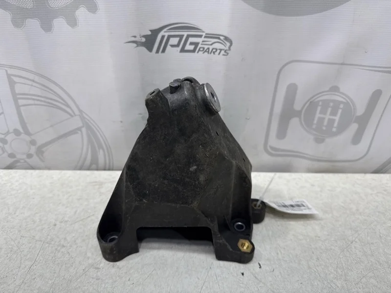 Кронштейн двигателя левый Mercedes-benz 2014 W222