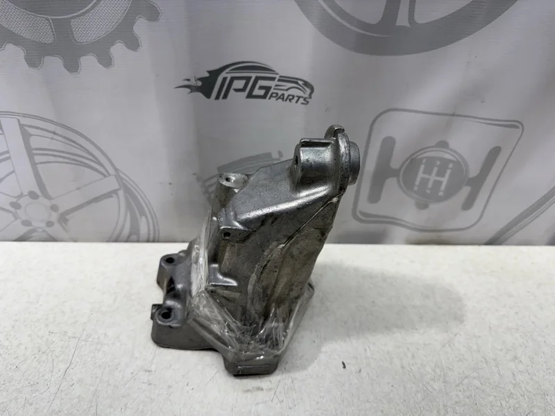 Кронштейн двигателя правый Mercedes-benz 2016 W205