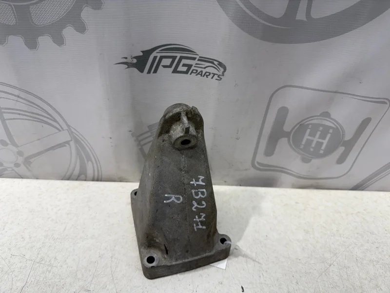 Кронштейн двигателя правый Mercedes-benz W203