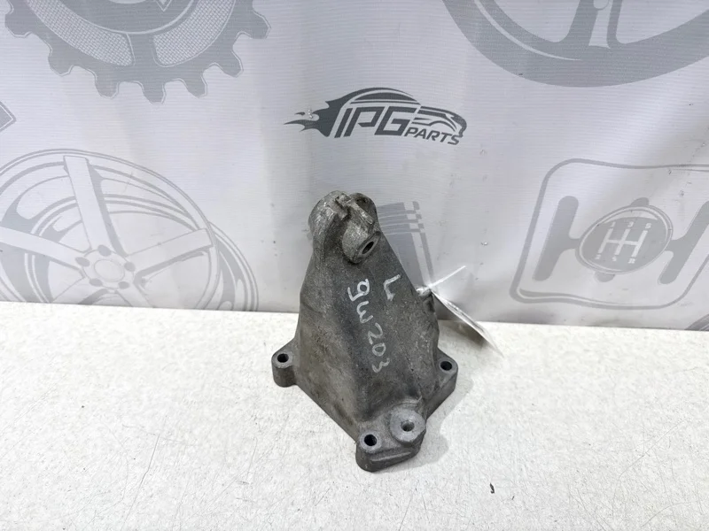 Кронштейн двигателя левый Mercedes-benz 2005 W203