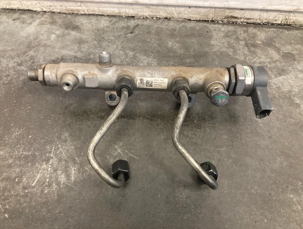 Топливная рейка Audi Q7 2013 4L