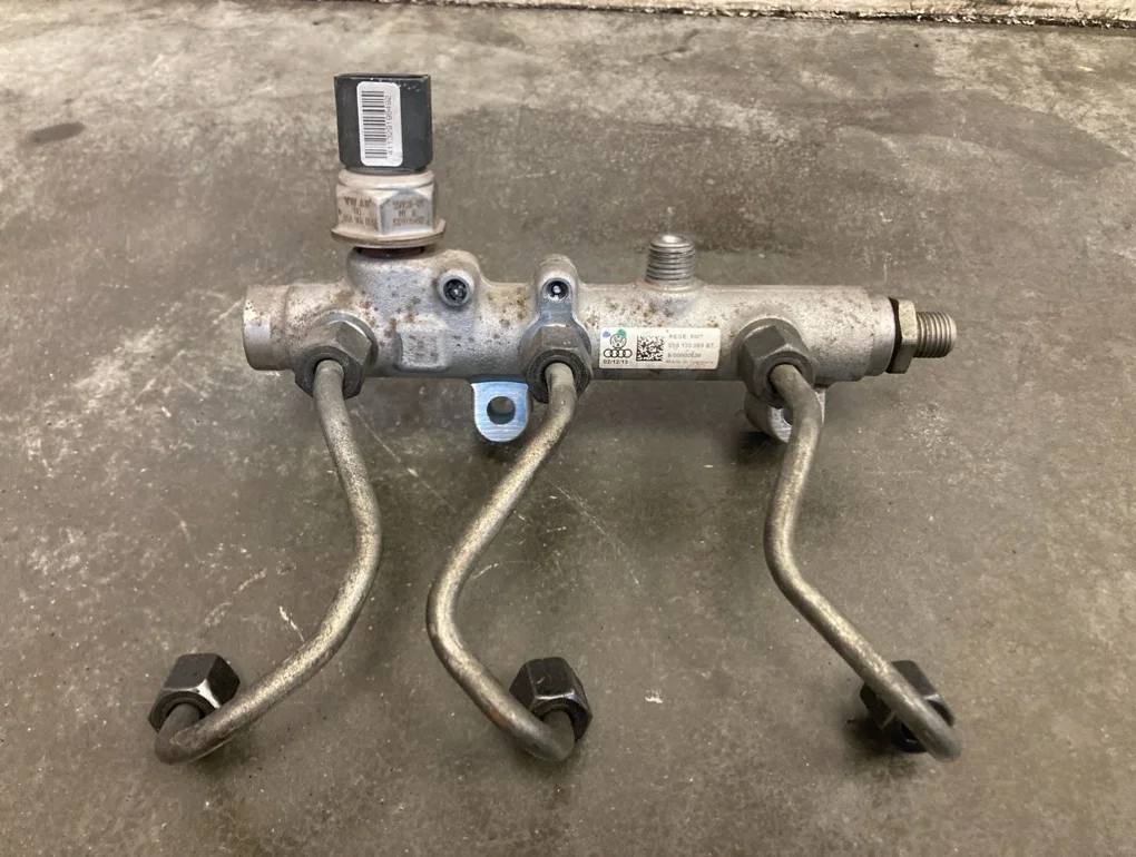 Рампа топливная с датчиком давления Audi Q7 2013 4L