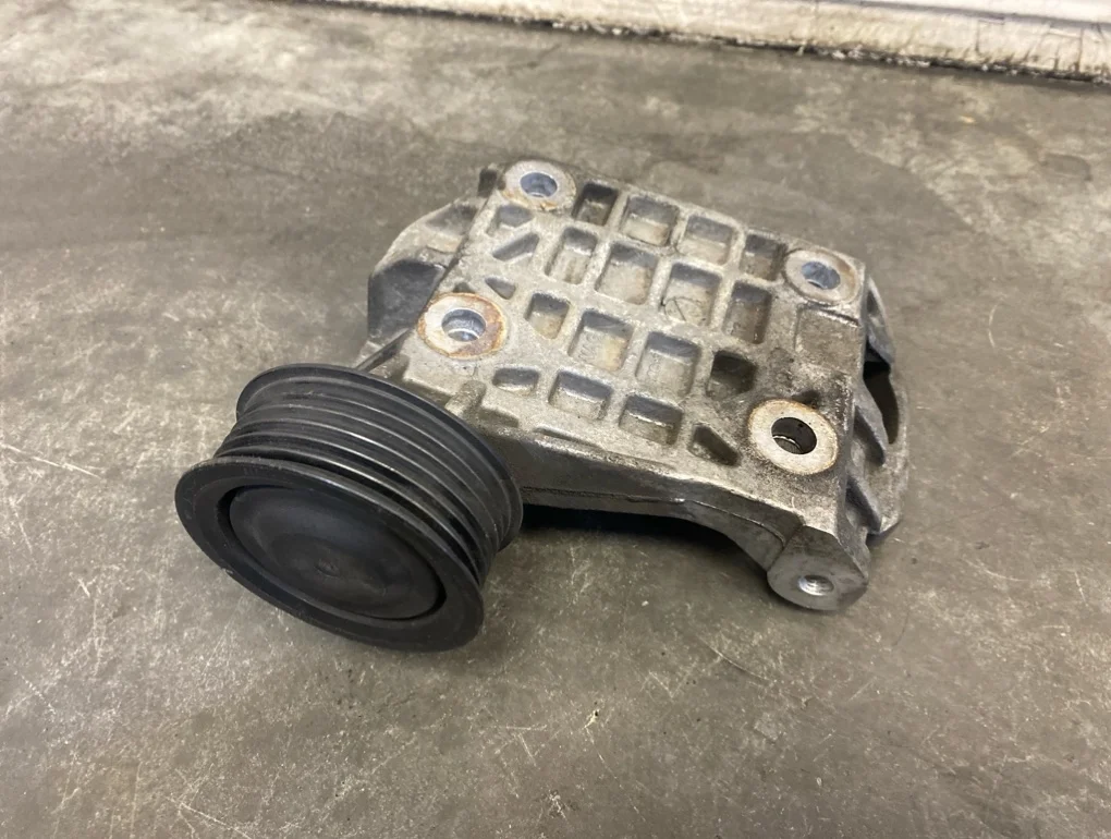 Кронштейн генератора Audi Q7 2009 4L