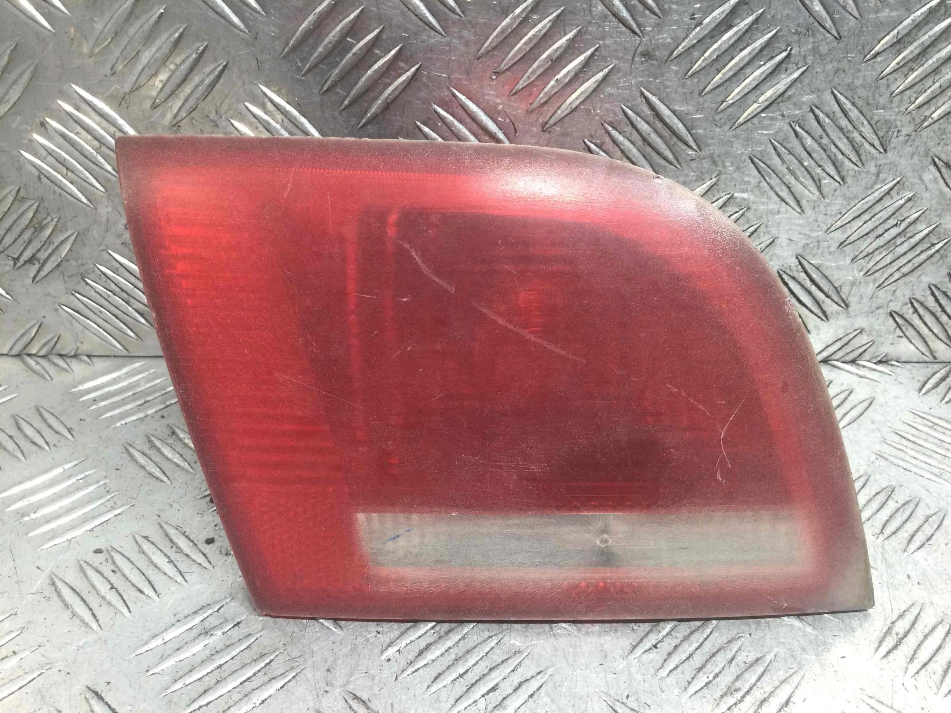 Фонарь крышки багажника левый Audi A3 8P/8PA [рестайлинг] (2004-2008) бензин 2.0 FSI Механика Х/б