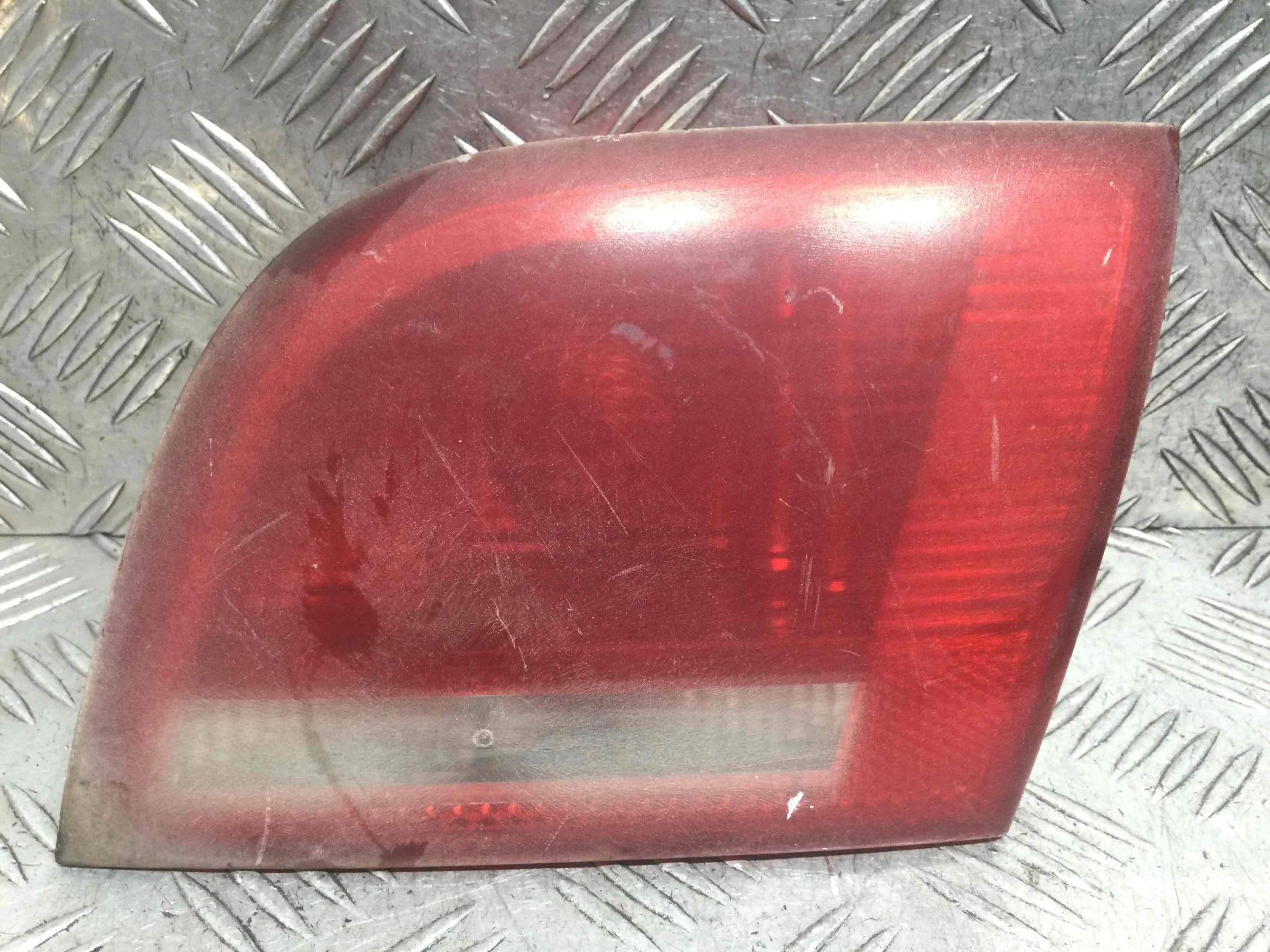 Фонарь крышки багажника правый Audi A3 8P/8PA [рестайлинг] (2004-2008) бензин 2.0 FSI Механика Х/б