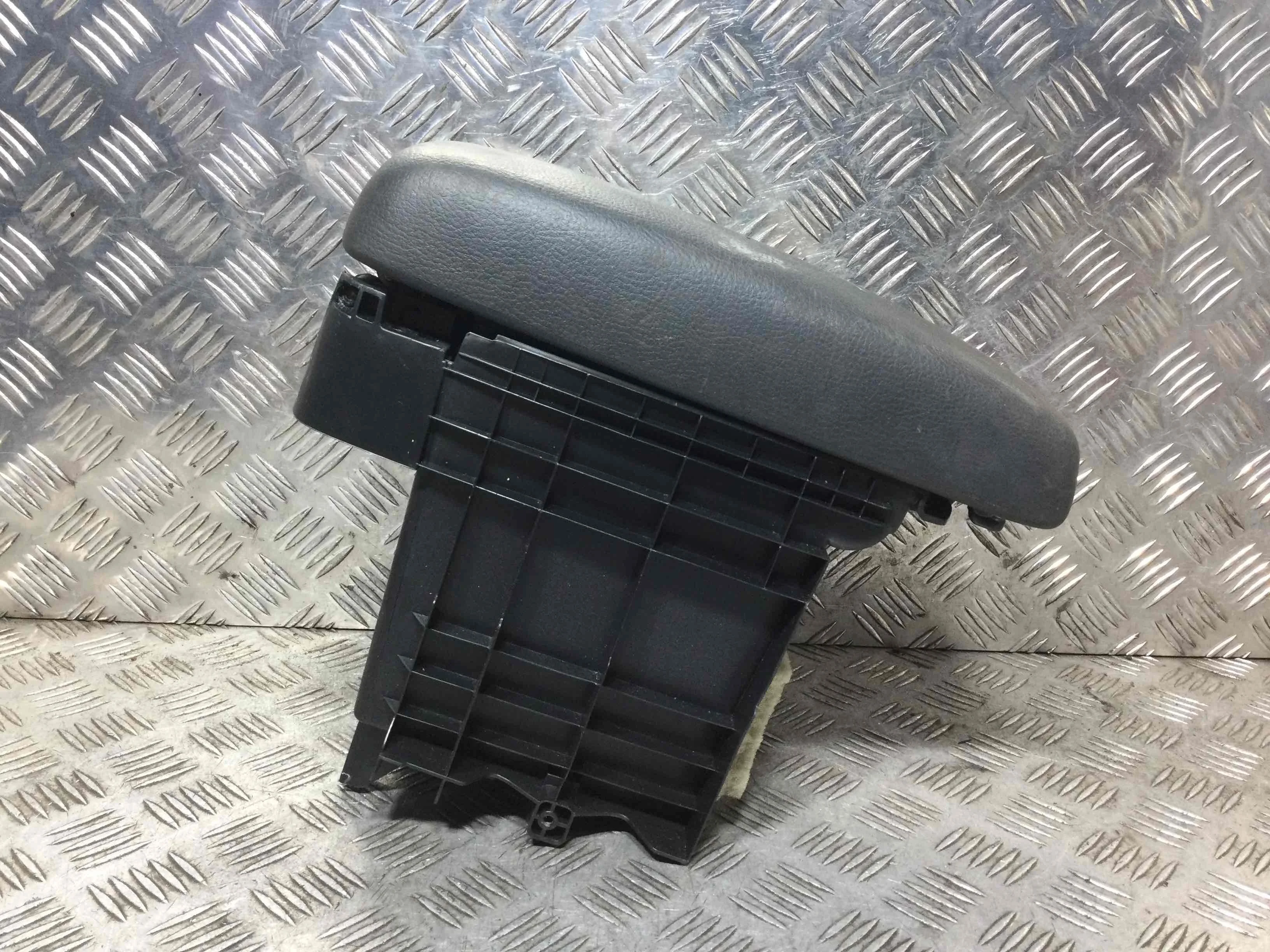 Подлокотник Mazda 6 6 I (GG,GY) 2002 - 2007 бензин 2.0 i Механика Универсал