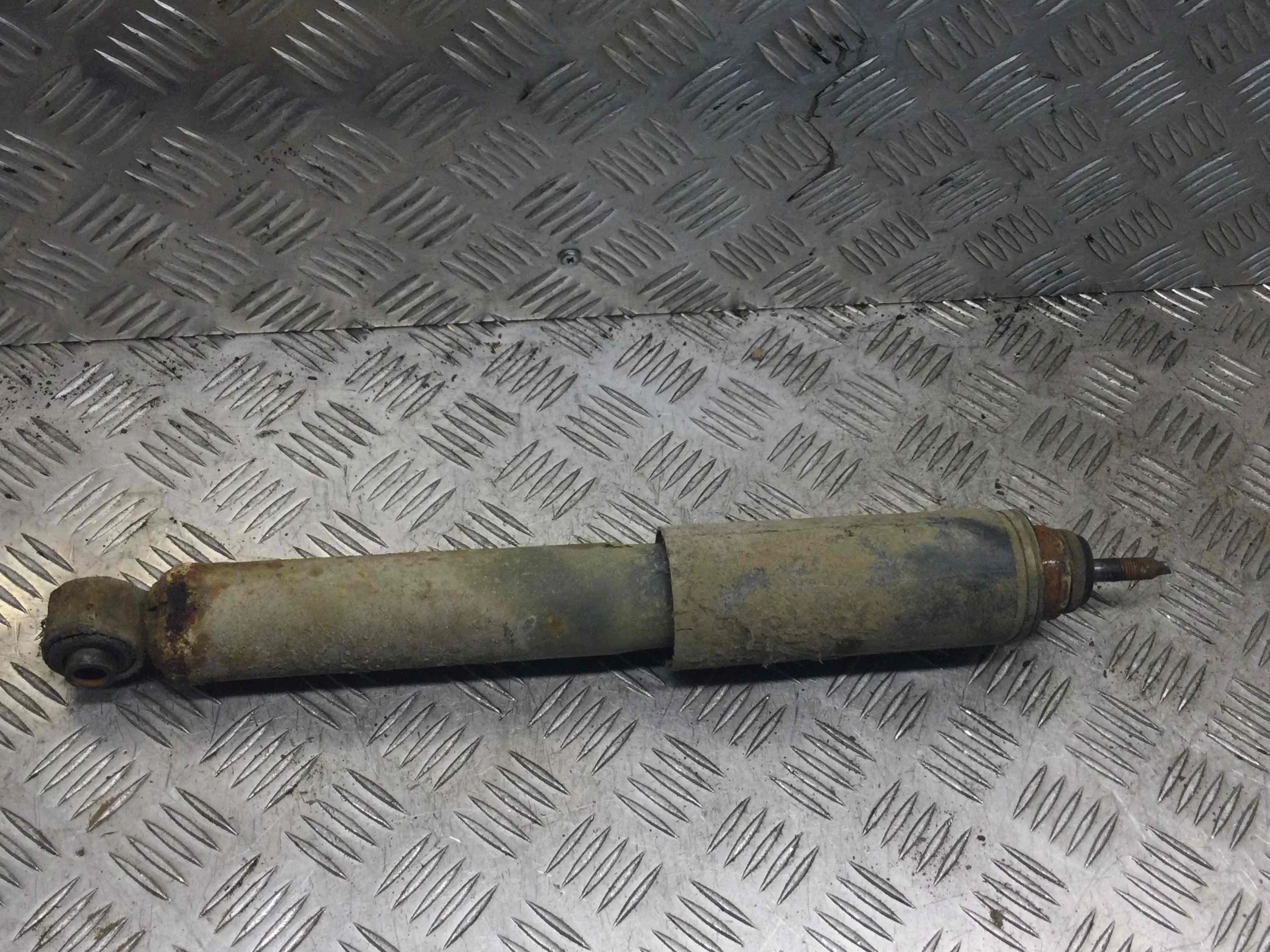 Амортизатор задний Nissan Terrano Terrano II (R20,R50) 1993 - 2006 дизель 2.7 TD Механика Внедорожник