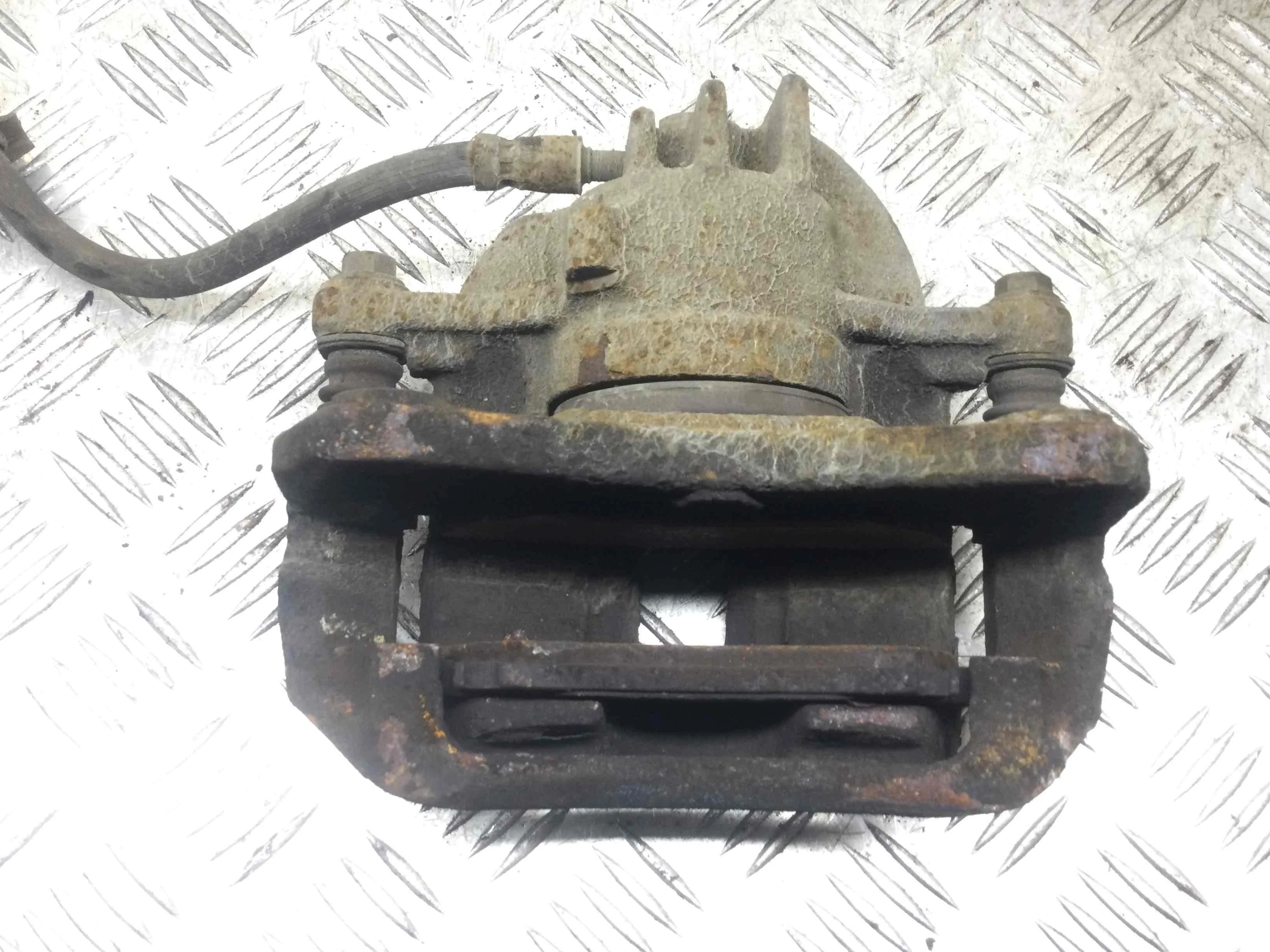 Суппорт передний левый Mitsubishi Space Star 1 поколение [рестайлинг] (2002-2005) бензин 1.3 i Механика Минивэн