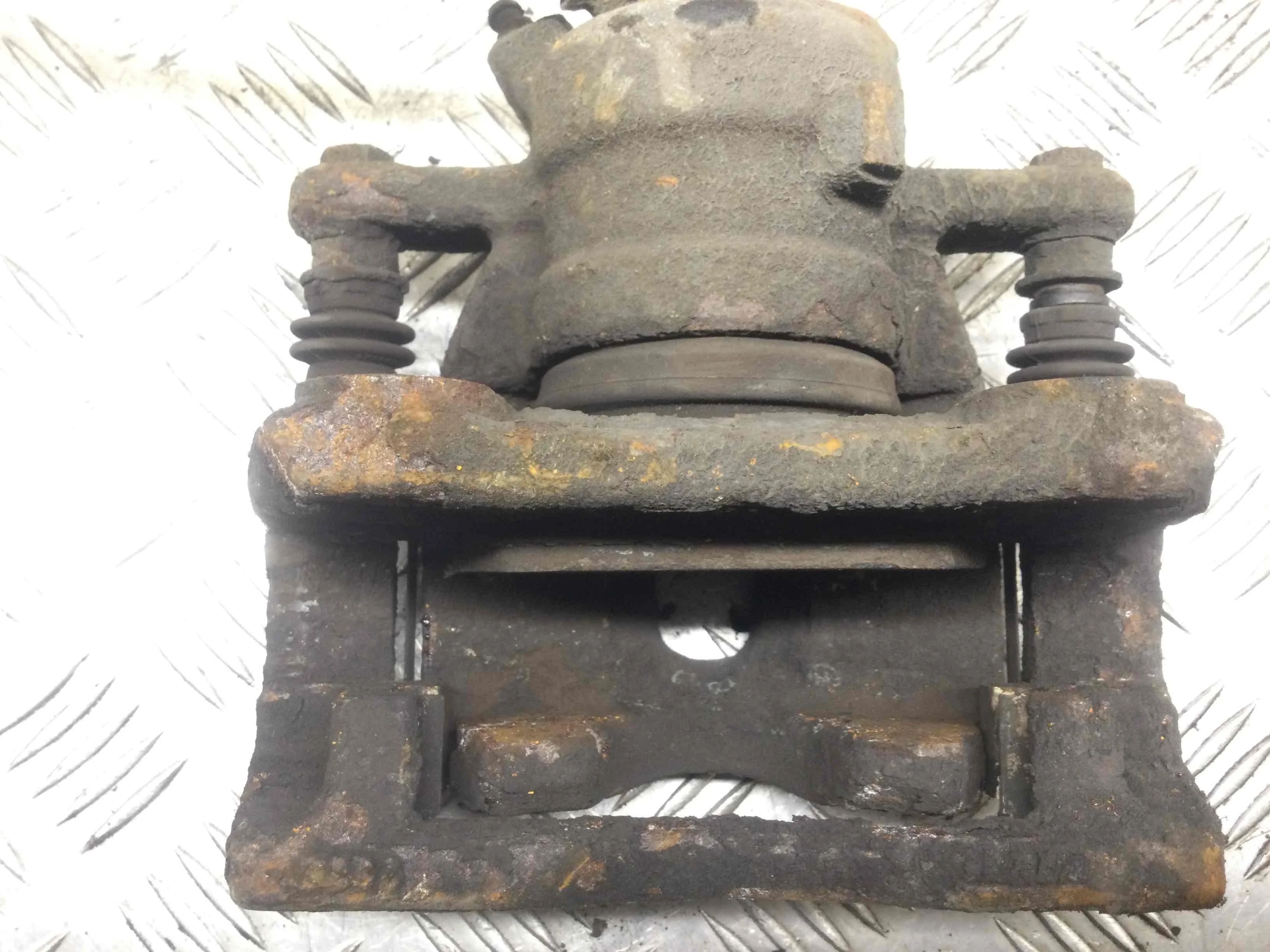 Суппорт передний левый Nissan Micra K12 (2002-2010) бензин 1.2 i Механика Х/б