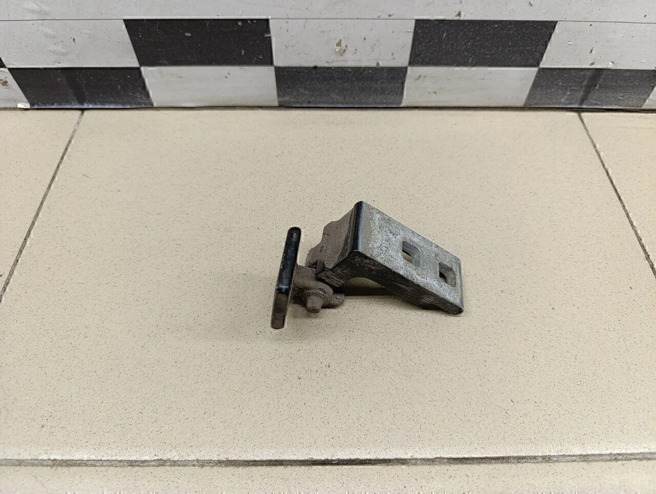 Петля двери передней правой нижняя Corsa D 2006-2015