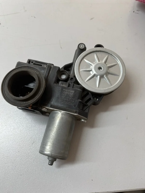 Моторчик стеклоподъемника передний левый Lexus LX570 2017 8572060331 5.7