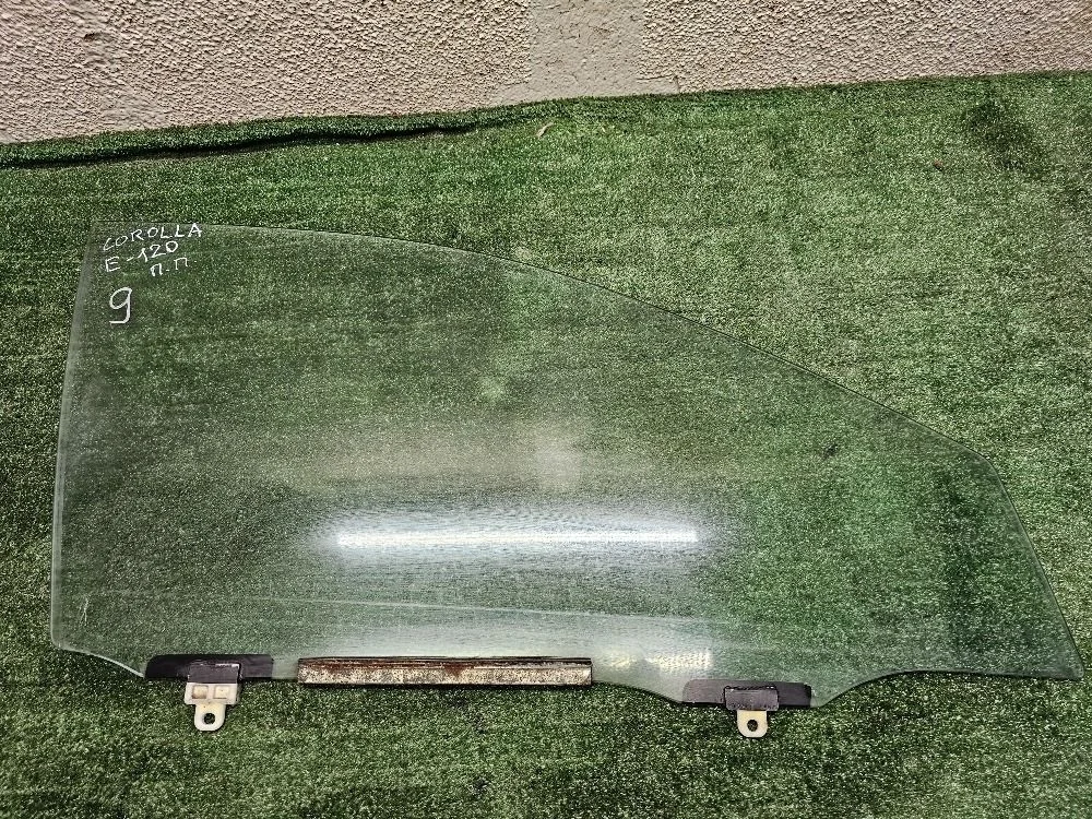 Стекло двери переднее правое Toyota Corolla