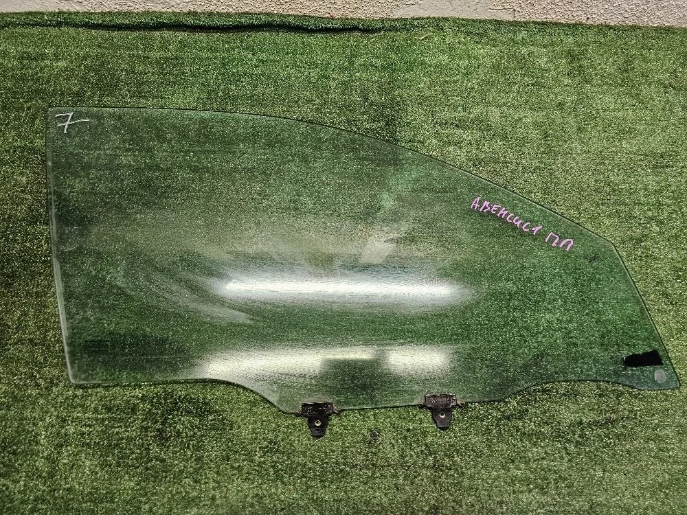 Стекло передней правой двери Toyota Avensis I