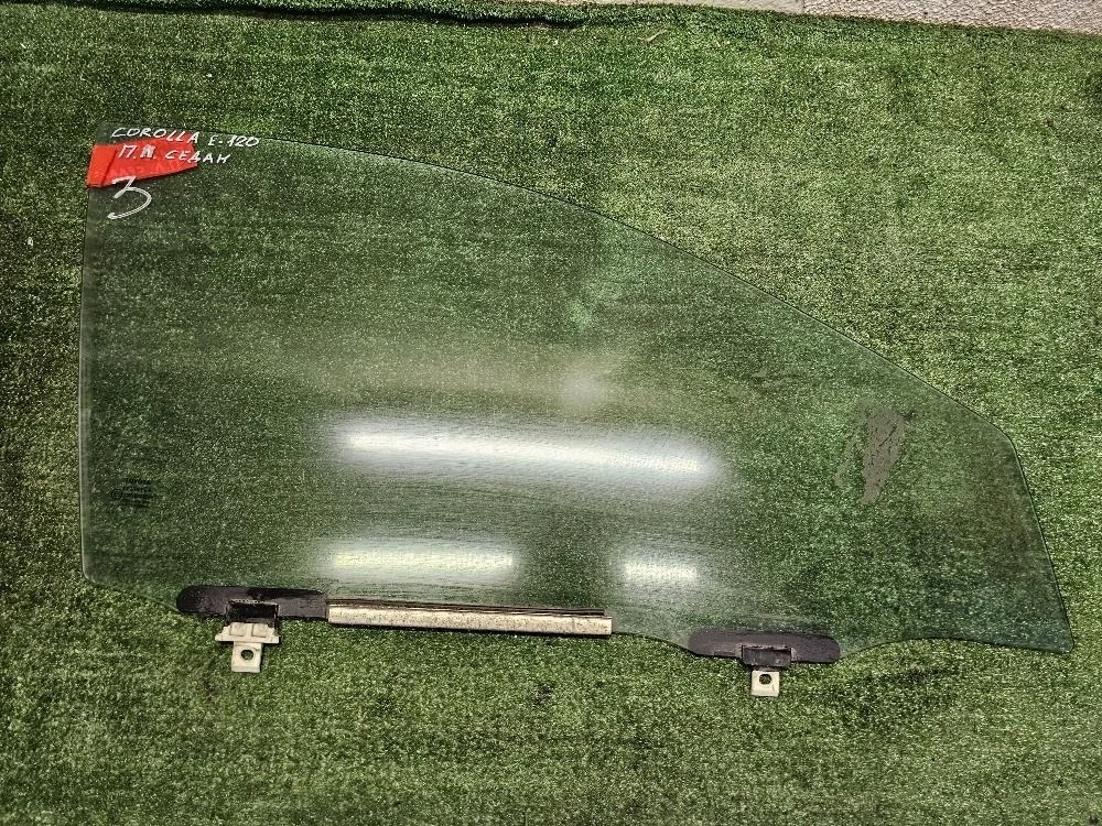 Стекло двери переднее правое Toyota Corolla E120