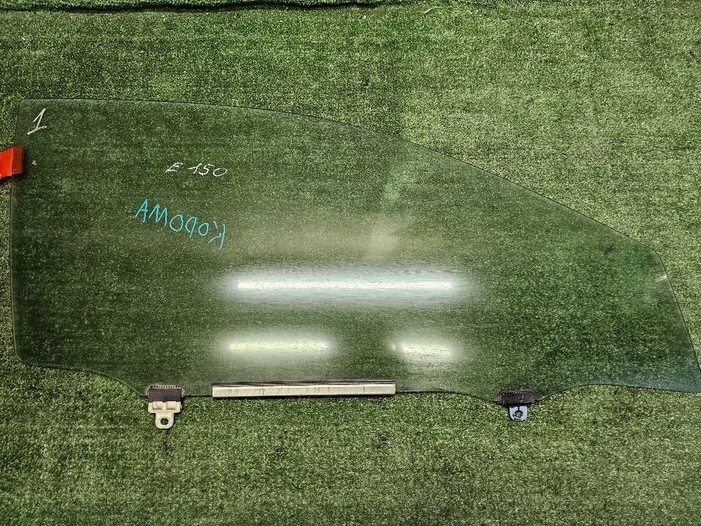 Стекло двери передней правой Toyota Corolla 150