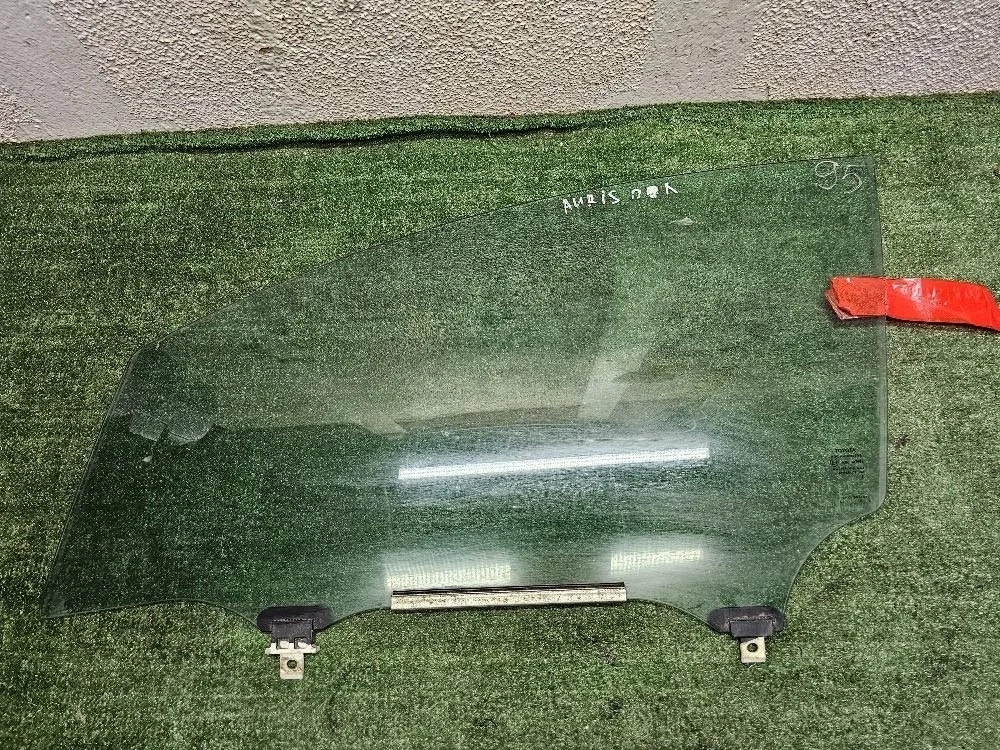 Стекло двери передней левой Toyota Auris