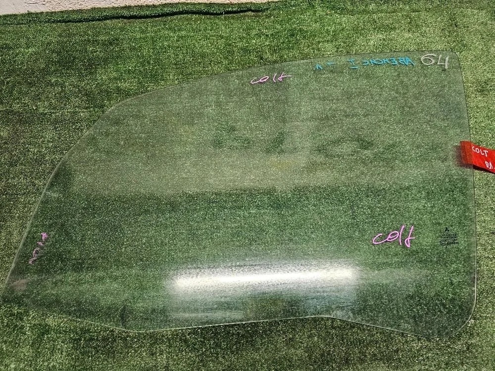 Стекло двери переднее левое Mitsubishi Colt