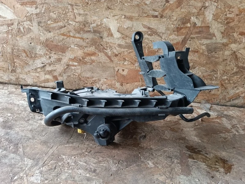 Кронштейн фары Audi A4 2009 8K5