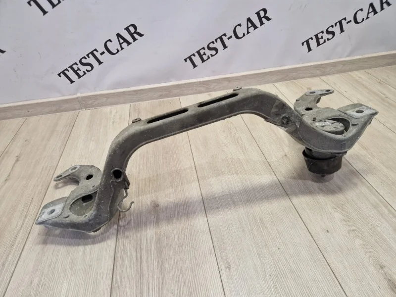 Кронштейн опоры двигателя VW Touareg 2003-2010 7L